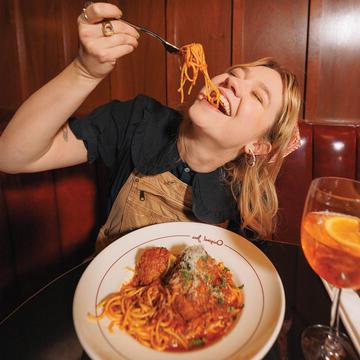 学生在旧金山的Joe餐厅吃意大利面